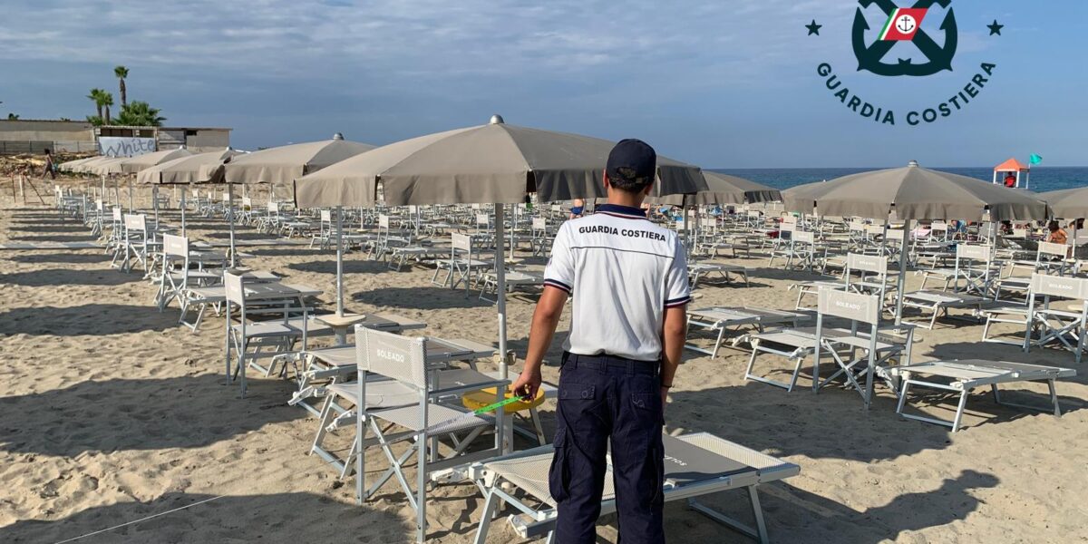 Controlli sul litorale di Crotone: Lido abusivo a Cirò Marina, scattano denuncia e sgombero
