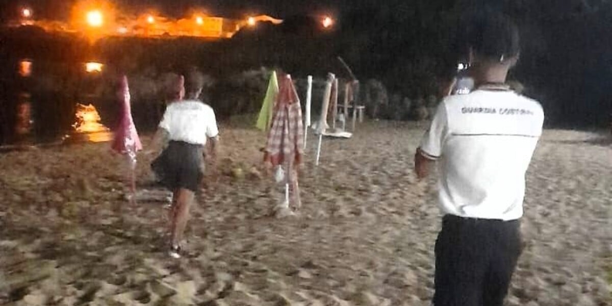 Rimossi ombrelloni e sdraio dalle spiagge libere a Isola Capo Rizzuto