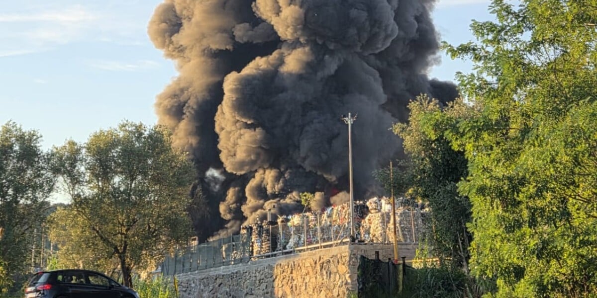 Palmi: maxi-incendio centro rifiuti, allarme in città
