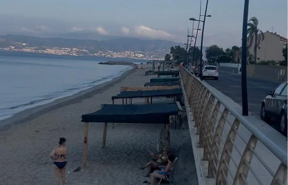 Blitz notturno a Reggio Calabria, spiaggia di Gallico liberata da strutture abusive