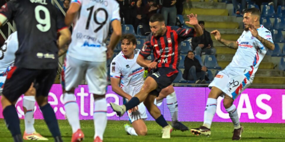 Crotone, andrea gallo verso il Foggia, intesa di massima