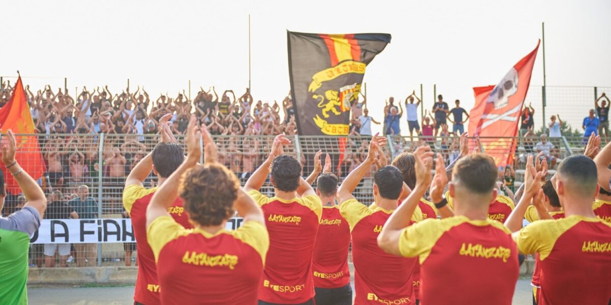 L’abbraccio dei tifosi Catanzaro scalda il campo