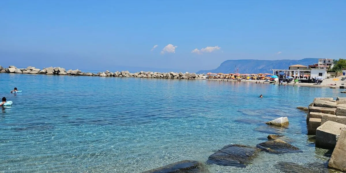 Razza arpionata a Scilla, indignazione sulla spiaggia di Favazzina