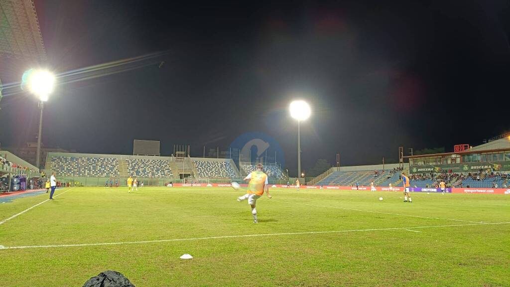 Fulmine colpisce lo stadio a Crotone durante la partita