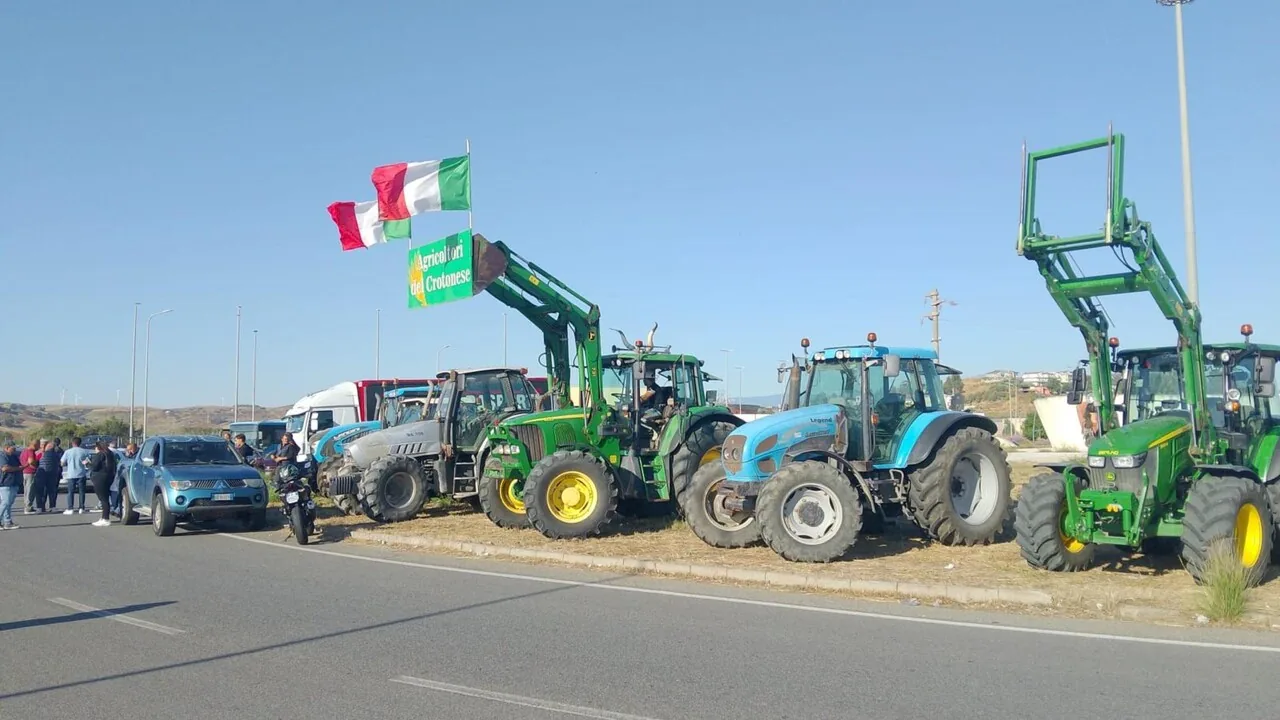 Agricoltori in Calabria in protesta per il caro carburante
