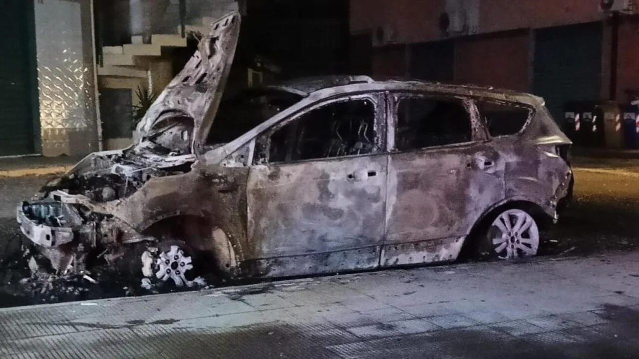 Auto distrutta da un incendio a Corigliano Rossano