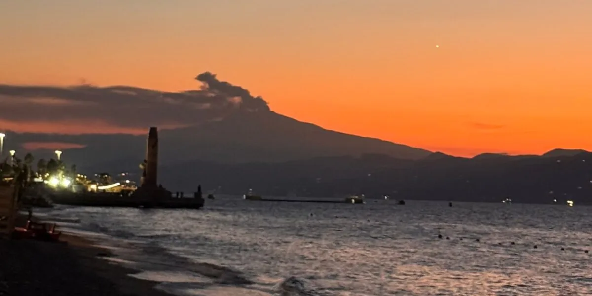 Lungomare di Reggio Calabria mostra letna in eruzione