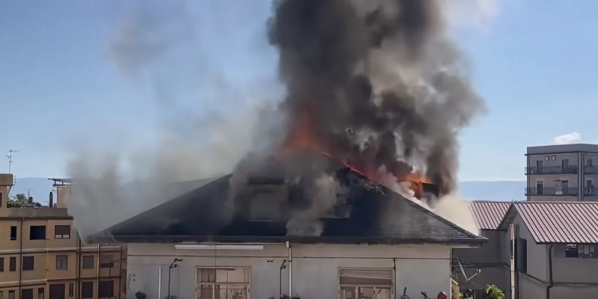 Incendio a Palmi in località Trodio, soccorse due anziane