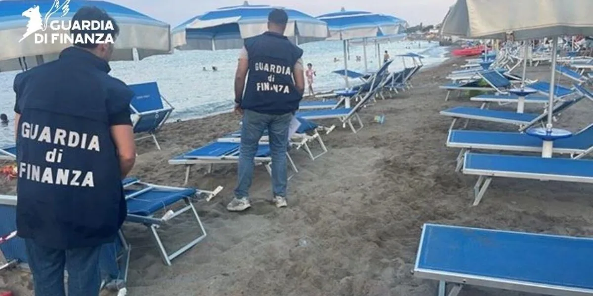 Ombrelloni e lettini abusivi a Cariati, sequestro e denuncia