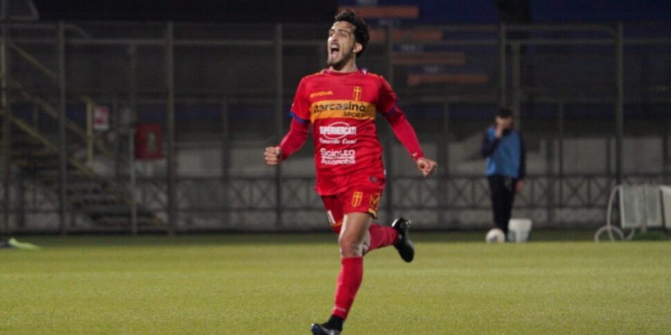 Crotone pareggia a Giugliano, Zunno salva la squadra