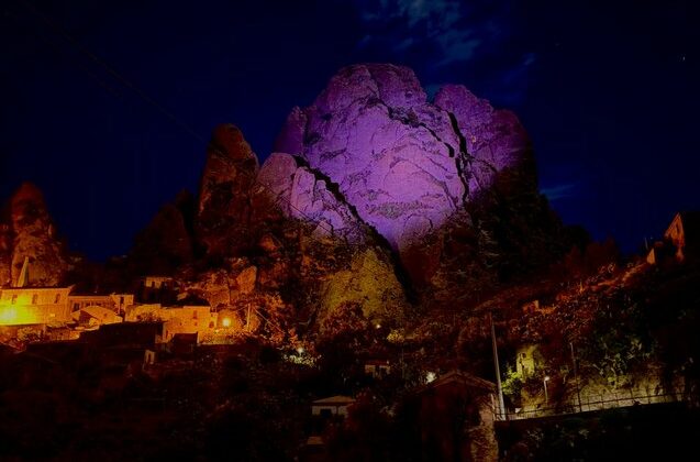 Pentedattilo chiude l’ottobre rosa illuminando il borgo