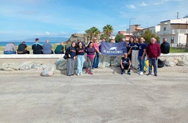 Detenuti e volontari puliscono le spiagge in Calabria