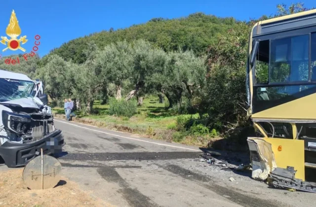 Scontro tra autobus e furgone sulla SP 120, tre feriti