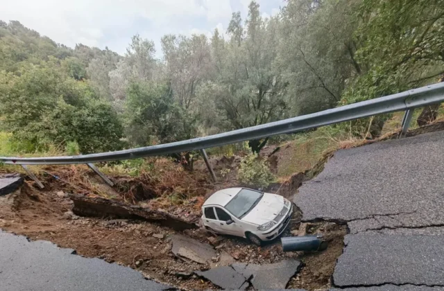 Auto in voragine nel Reggino, piogge e paura a San Lorenzo