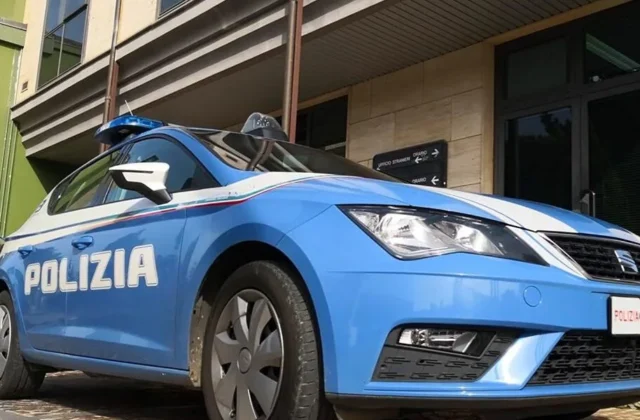 Uomo barricato in casa a Reggio, salvato dalla polizia