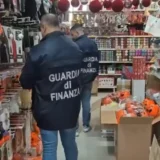 Articoli Halloween e bigiotteria fuorilegge, sequestro