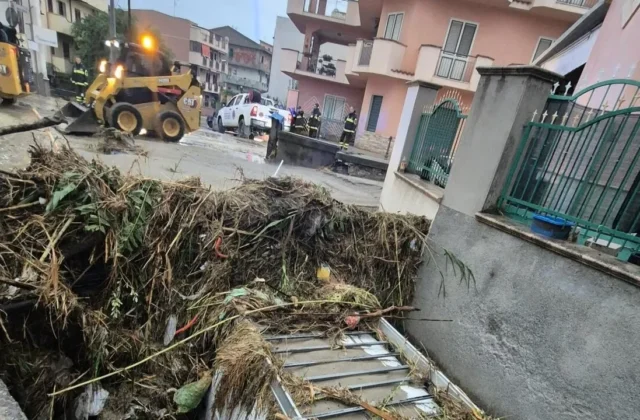 Bomba d’acqua a Melito, auto in mare e muri crollati