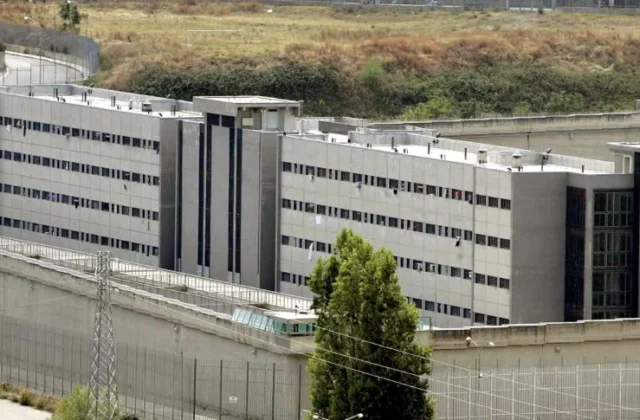 Aggressione in carcere a Catanzaro, detenuto colpisce agente