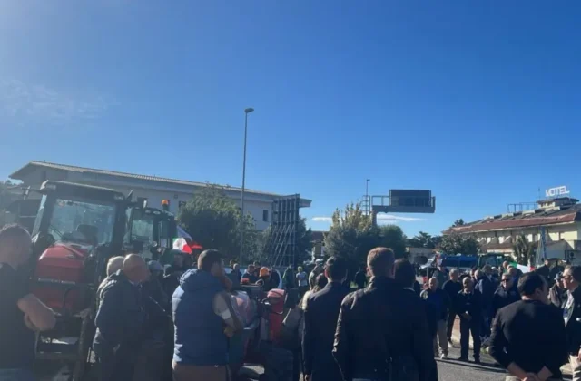 Protesta agricoltori Falerna per caro carburanti