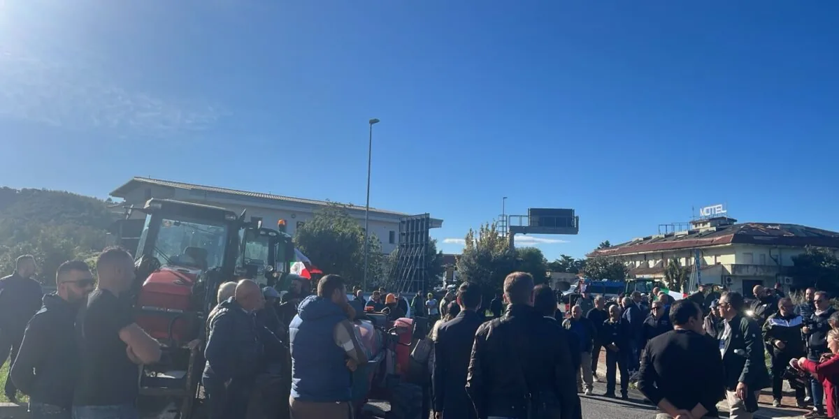 Protesta agricoltori Falerna per caro carburanti