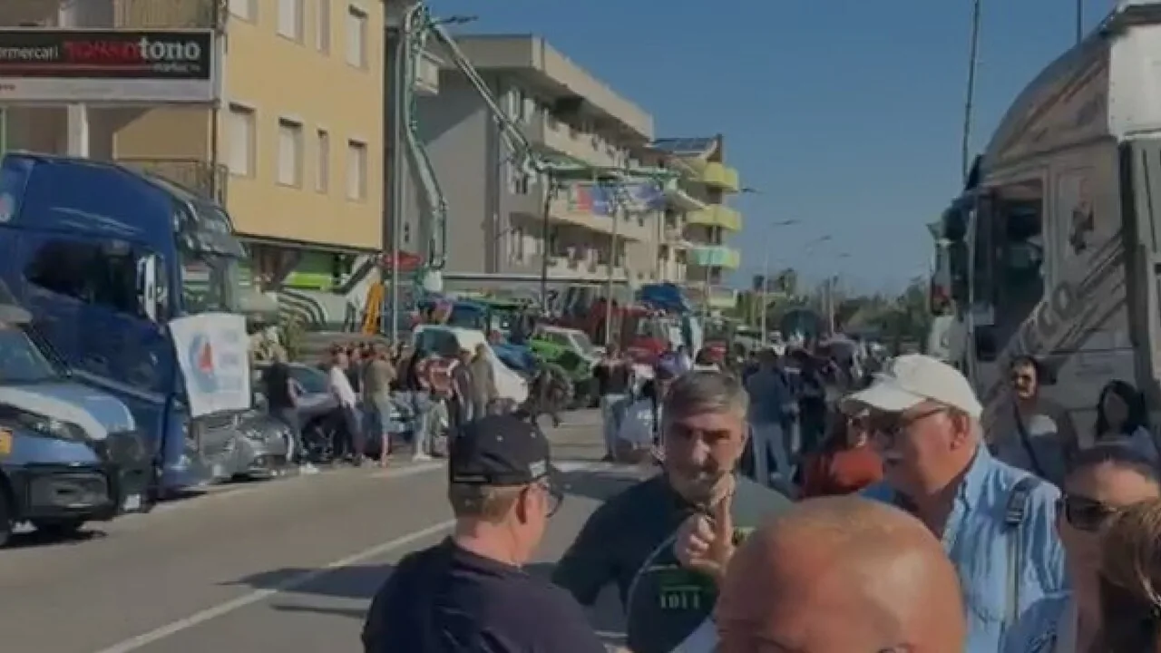 Protesta statale 106 Davoli per caro vita e carburanti