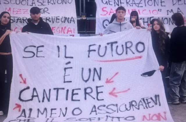 Studenti Locri protestano, caro vita e problemi scuola