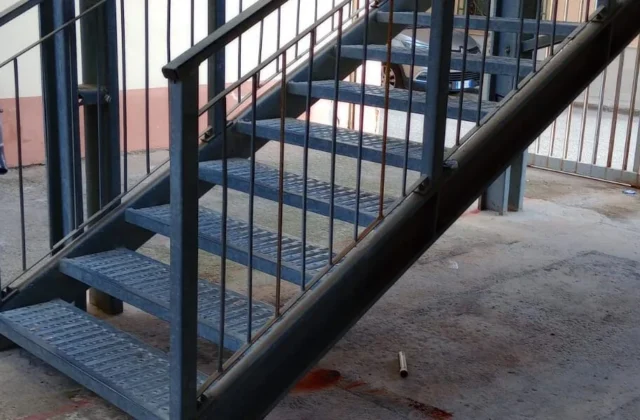 Fumogeni a Cirò Marina, panico in una classe di un istituto