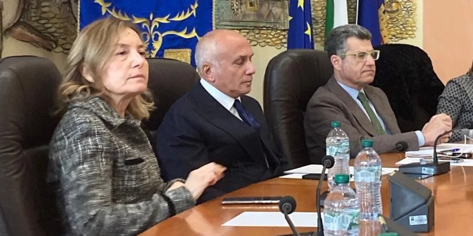 A Cosenza il Pd nel caos accoglie Stefanazzi