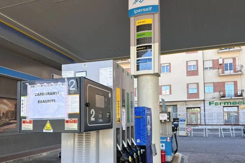 Emergenza carburanti a Cosenza, benzina e diesel esauriti