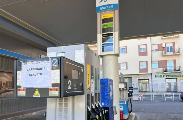 Cosenza, scorte carburante esaurite per proteste e timori