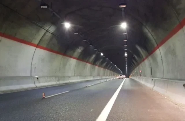 Furto di cavi elettrici sulla a2 a Cosenza, galleria al buio