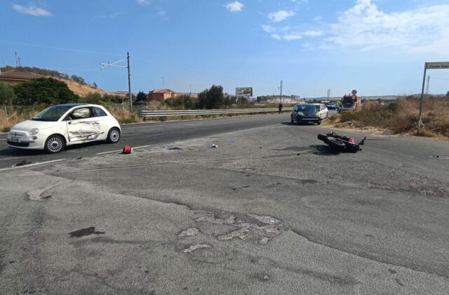 Bovalino, auto in fiamme dopo incidente, un ferito grave