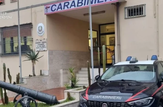 Isola di Capo Rizzuto, evade dai domiciliari, ventenne