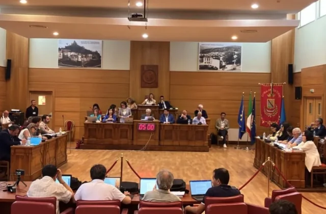 Consiglio comunale a Lamezia, bocciate mozioni minoranza