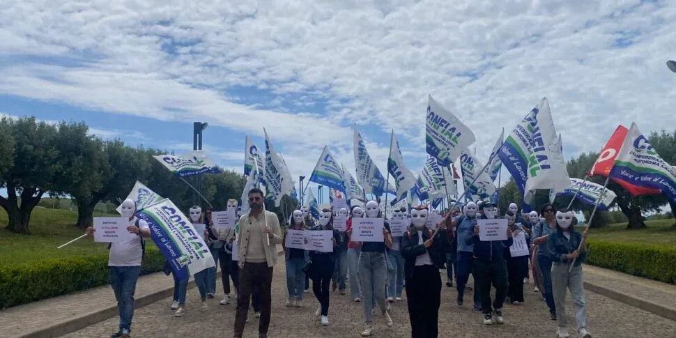 Lavoratori Konecta r a Catanzaro, promesse disattese