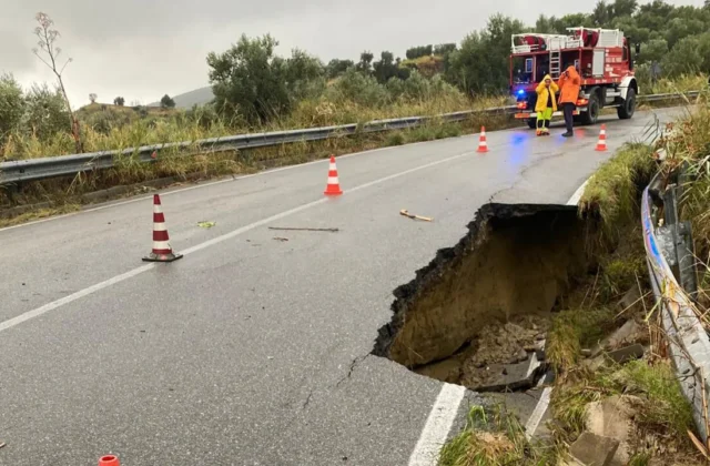 Maltempo Crotonese, cede strada e disagi circolazione
