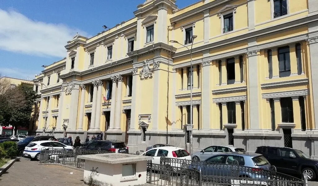 Assolti per gli spari in via Nazionale a Paola