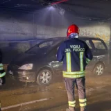 Auto in fiamme a Rende, vigili del fuoco intervengono
