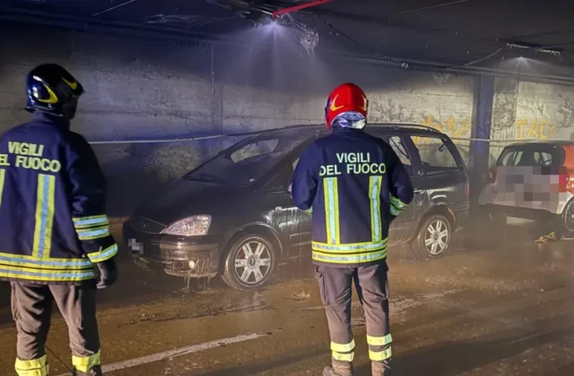 Auto in fiamme a Rende, vigili del fuoco intervengono
