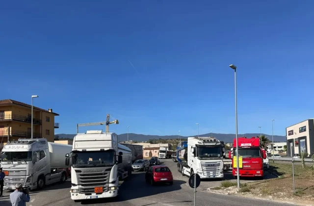 Presidi tir a Cosenza, chiesto carburante calmierato