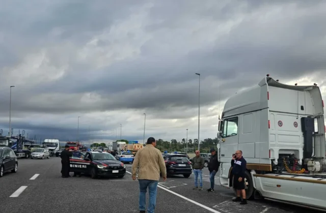 Presidio tir a Gioia Tauro, mezzi fermi davanti al Porto