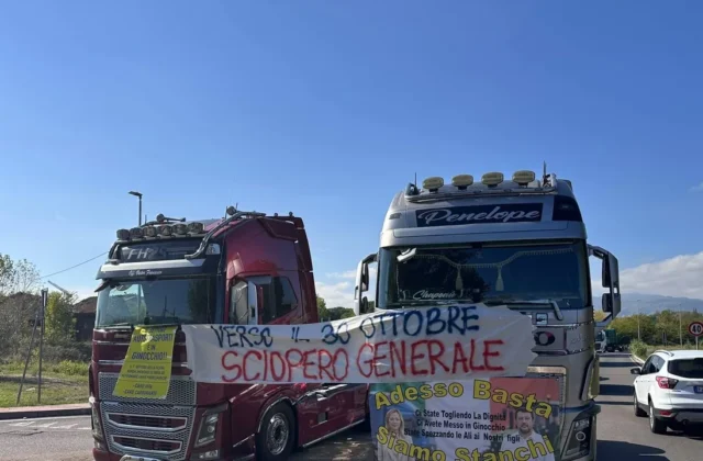 Cosenza, studenti protestano caro affitti e trasporti