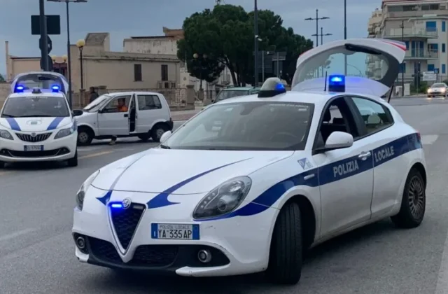 Cane chiuso in auto a Reggio Calabria, multa e salvataggio
