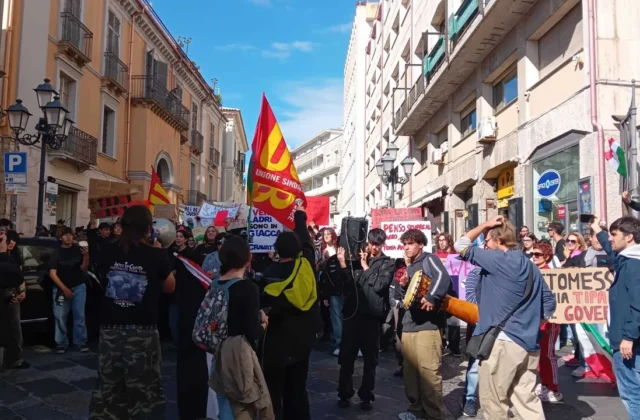 Corteo studenti a Catanzaro contro guerra e caro vita