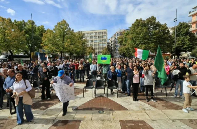 Proteste a Cosenza, scuola e agricoltori uniti in piazza