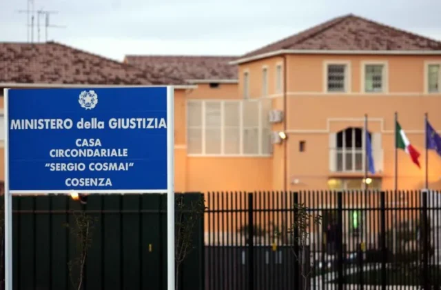 Cosenza, sequestrati telefonini e droga nel carcere