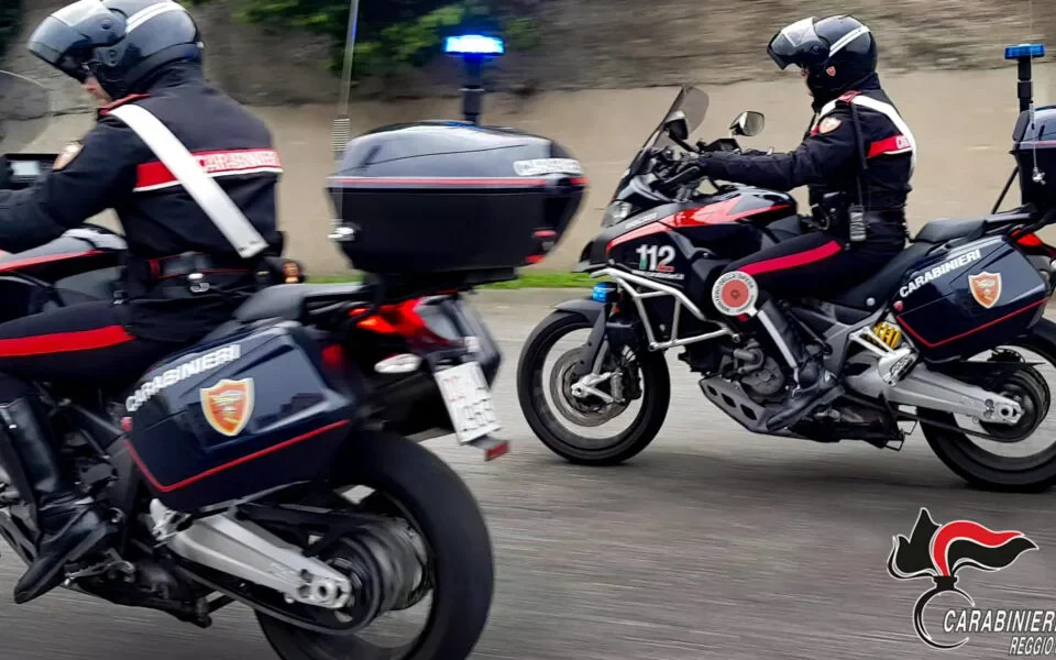 Blitz dei carabinieri a Siderno, trovate armi e droga