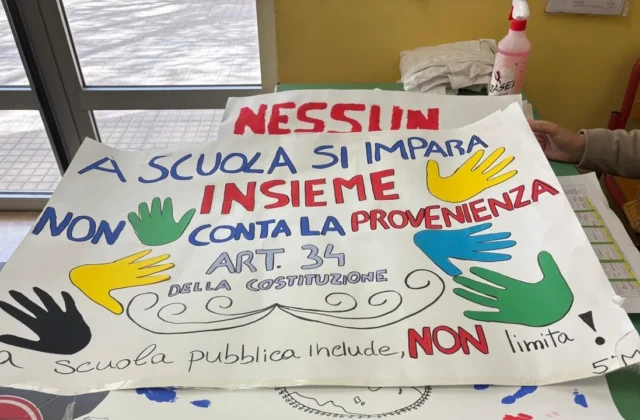 Crotone, striscione “a scuola nessuno è straniero” rimosso