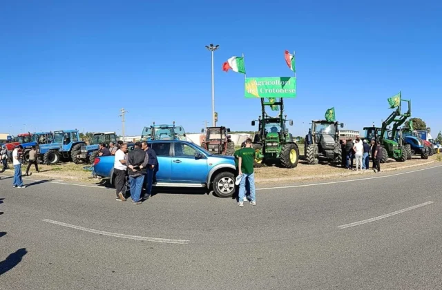 Presidi agricoli in Calabria continuano nonostante i tir